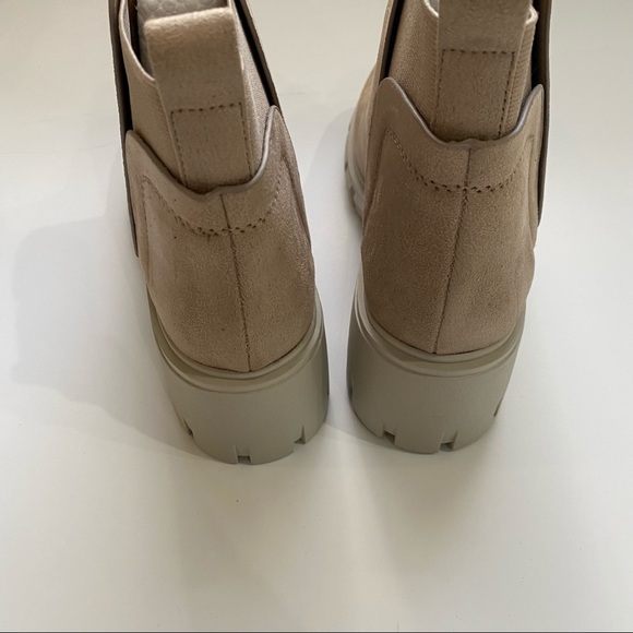Soda Rita sand tan faux suede lug sole ankle booties NIB - Picture 7 of 8